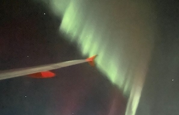 FOTO Un pilot a întors avionul astfel încât pasagerii să poată admira aurora boreală pe cerul din Marea Britanie