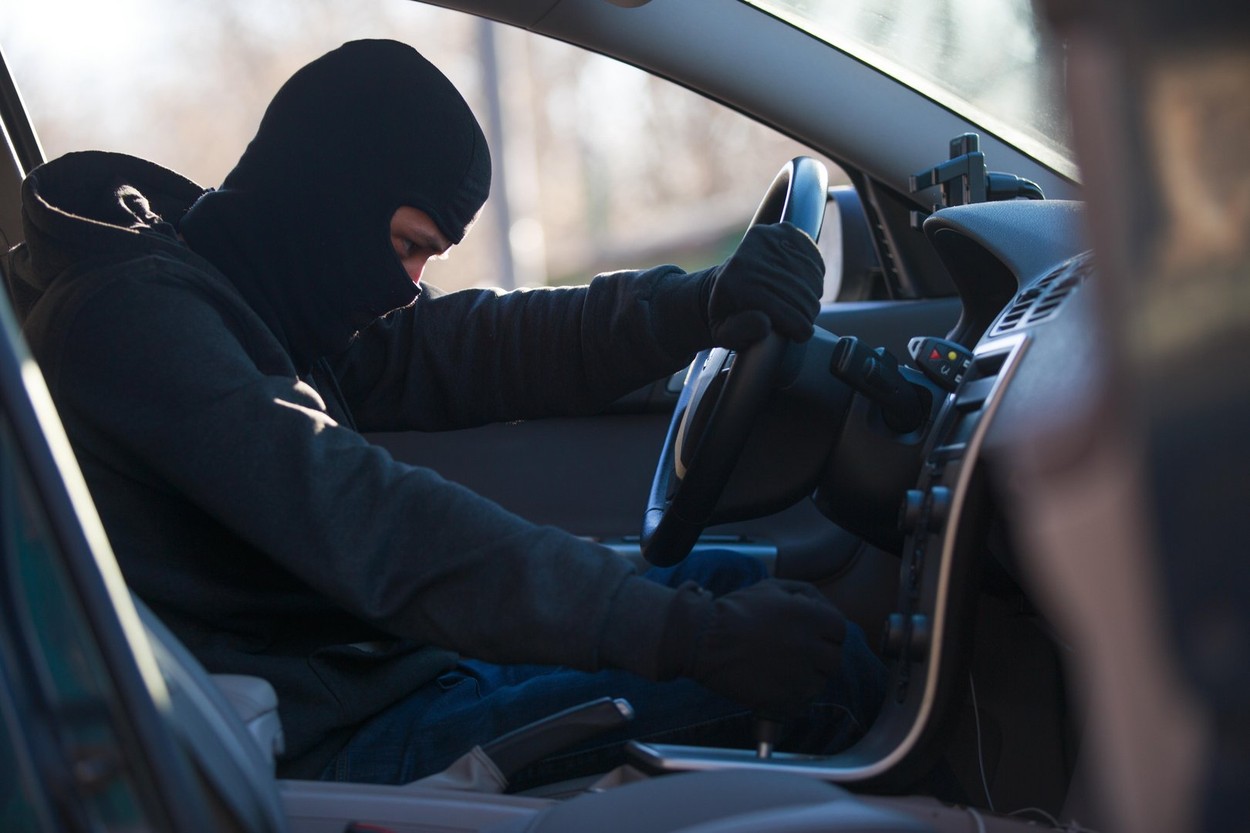 Reţea de furturi auto, destructurată în Bulgaria. Procuror: Pot fura orice maşină în câteva minute. În 4 ore era dezmembrată complet