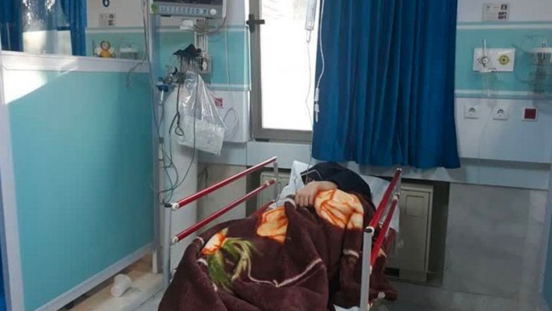 fată cu hijab pe un pat de spital acoperită de o pătură