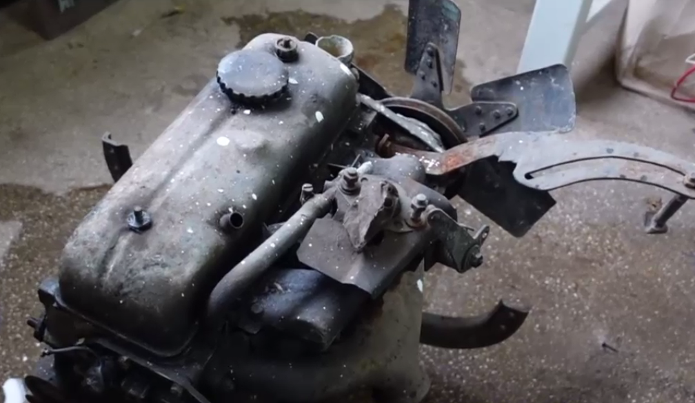 VIDEO. Materialul didactic din școlile profesionale, vechi de zeci de ani. Tineri mecanici învață meserie pe un motor de Dacia 1100
