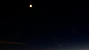 Cerul nopții cu Luna, Jupiter și Venus