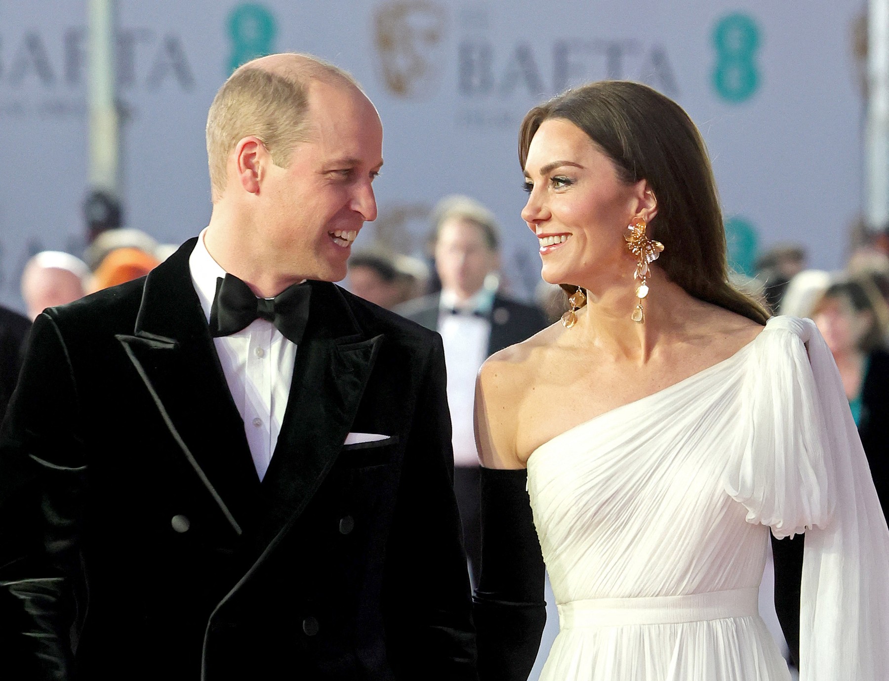 Cele mai spectaculoase ținute de la gala BAFTA 2023. Prințul William și Kate Middleton au atras toate privirile pe covorul roșu