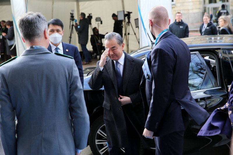 Ankunft des chinesischen Aussenpolitikers Wang Yi bei der MĂĽnchner Sicherheitskonferenz. Er ist Direktor des BĂĽros der Z