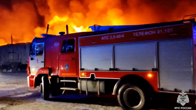 O maşină de pompieri intervine la un incendiu produs în depozitul din localitatea Krasnoyarsk, din Rusia, pe