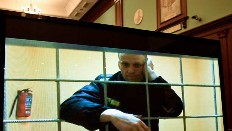 O imagine cu opozantul rus Aleksei Navalnîi într-o celulă de închisoare este proiectată pe un ecran într-o sală de judecată din Moscova, pe 24 mai 2022.