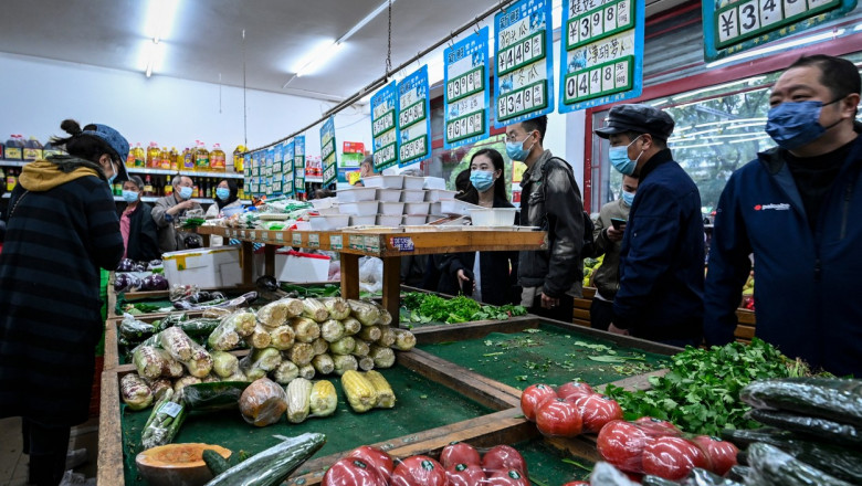 chinezi intr-un magazin alimentar din beijing