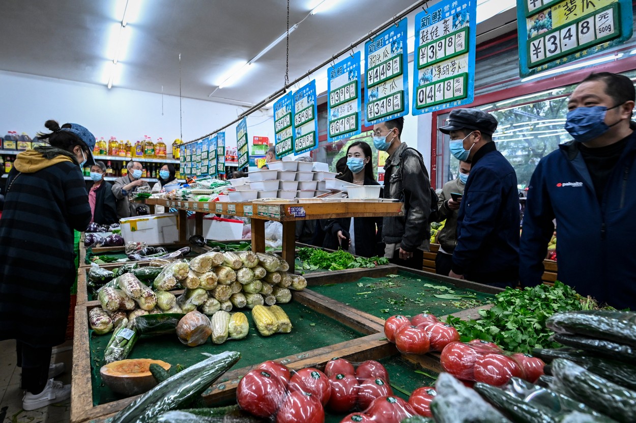Beijingul le dă subvenții de 6 dolari pe lună chinezilor cu venituri mici. Oamenii sunt furioși: „E o insultă”
