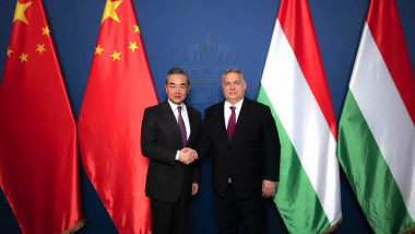 Şeful diplomaţiei chineze Wang Yi stă alături de premierul Ungariei Viktor Orban în timpul unei vizite oficiale la Budapesta pe 20 ferbruarie 2023.