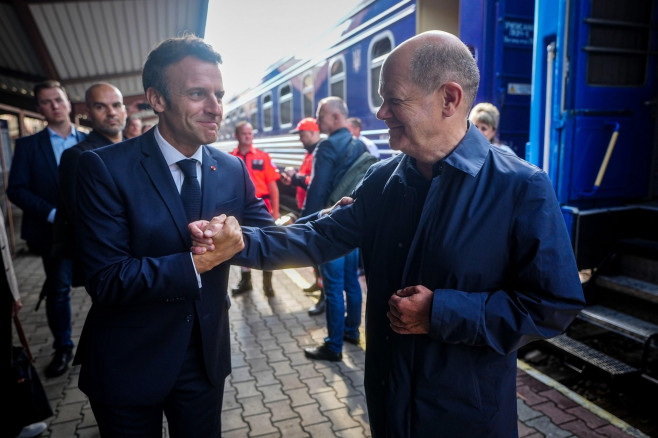 Przemysl, Poland. 17th June, 2022. German Chancellor Olaf Scholz (M, SPD) and Emmanuel Macron (l), President of France, say goodbye at the train station in the Polish border town of Przemysl after their arrival from Kiev. German Chancellor Scholz has ende