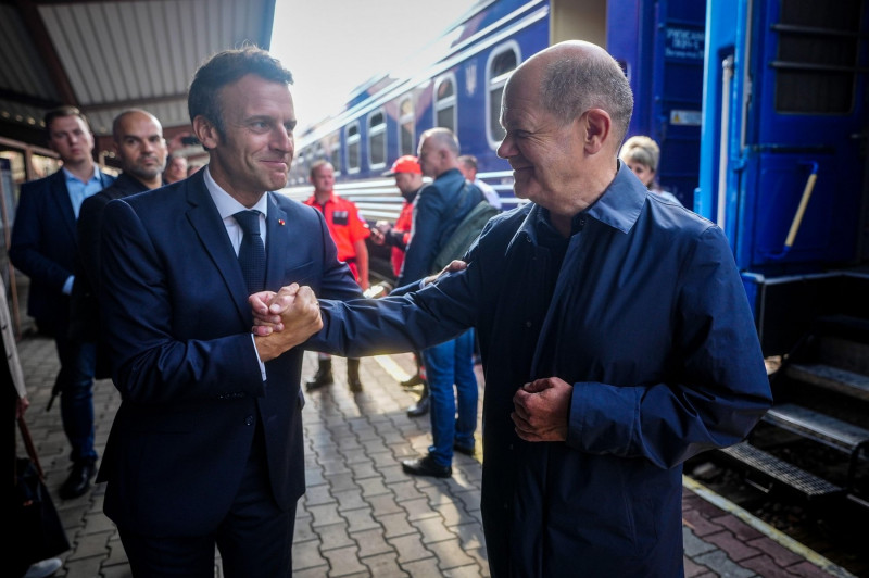 Przemysl, Poland. 17th June, 2022. German Chancellor Olaf Scholz (M, SPD) and Emmanuel Macron (l), President of France, say goodbye at the train station in the Polish border town of Przemysl after their arrival from Kiev. German Chancellor Scholz has ende