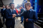 Przemysl, Poland. 17th June, 2022. German Chancellor Olaf Scholz (M, SPD) and Emmanuel Macron (l), President of France, say goodbye at the train station in the Polish border town of Przemysl after their arrival from Kiev. German Chancellor Scholz has ende