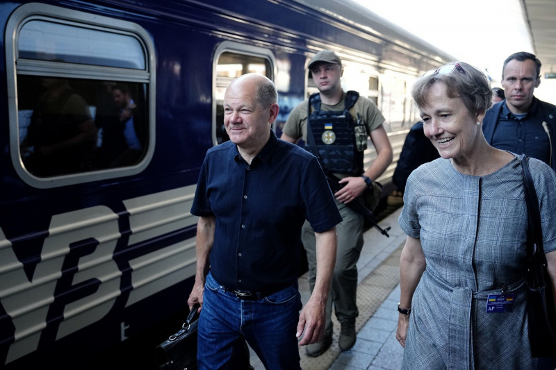 Kiew, Ukraine. 16th June, 2022. German Chancellor Olaf Scholz (SPD) arrives at the train station in Kiev and talks with Germany's ambassador to Kiev, Anka Feldhusen (r), on the platform. Chancellor Scholz, French President Macron and Italian Prime Ministe