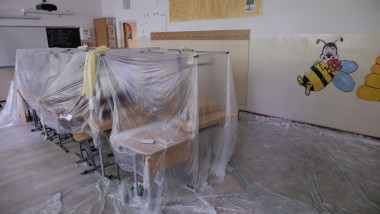 Mobilierul şcolar dintr-o sală de clasă din Bucureşti este acoperit cu celofan în timpul unor lucrări de reparaţii pe 12 august 2021.