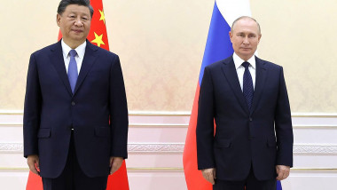 Samarkand, Uzbekistan. 15th Sep, 2022. Chinese President Xi Jinping (L) and Russian President Vladimir Putin pose for a photo during the Shanghai Cooperation Organisation (SCO) summit in Samarkand, Uzbekistan on Thursday, September 15, 2022. Photo by Krem
