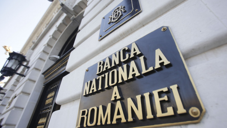 Sigla Băncii Naţionale a României pe peretele exterior al sediului central.