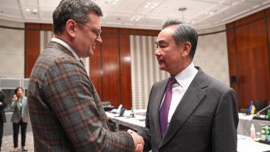 Ministrul ucrainean de externe Dmitro Kuleba dă mâna cu şeful diplomaţiei chineze Wang Yi pe 18 februarie 2023, la Conferinţa de Securitate de la Munchen.