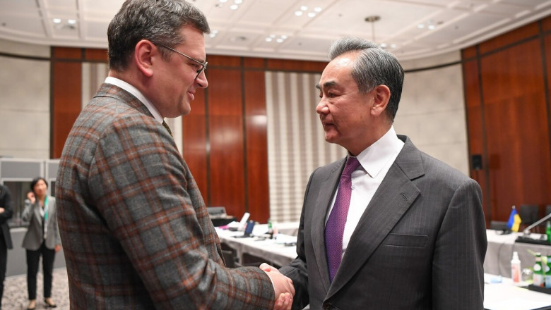 Ministrul ucrainean de externe Dmitro Kuleba dă mâna cu şeful diplomaţiei chineze Wang Yi pe 18 februarie 2023, la Conferinţa de Securitate de la Munchen.