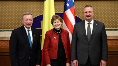 Dick Durbin şi Jeanne Shaheen, membri democraţi ai Senatului SUA stau la o fotografie oficială alături de premierul României Nicolae Ciucă.