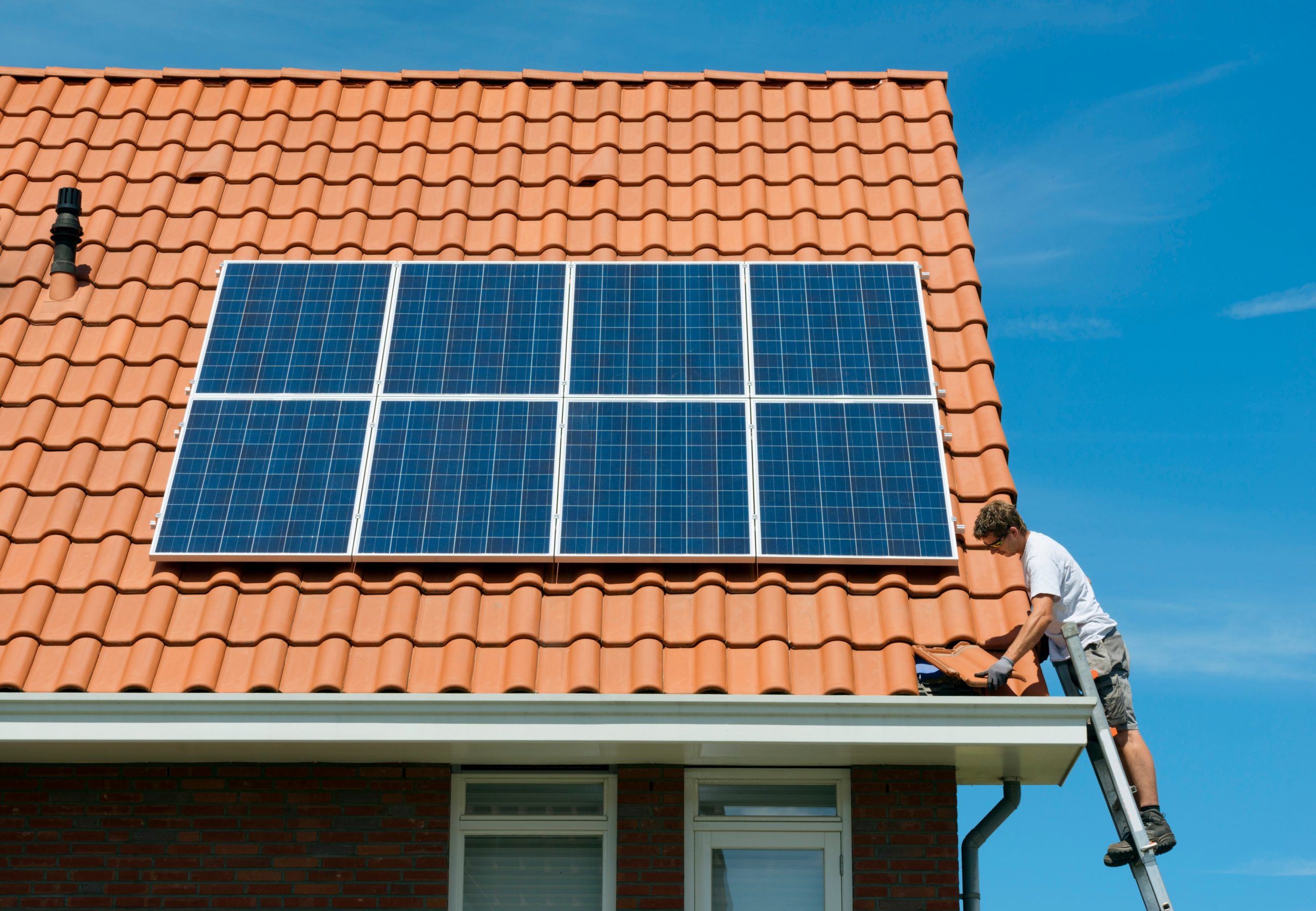 Pentru că se întârzie racordarea, rețeaua națională pierde multă energie verde produsă de românii cu panouri fotovoltaice