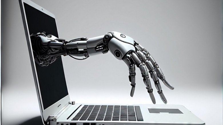 O mână robotică iese din ecranul unui laptop şi se pregăteşte să apese tastatura.