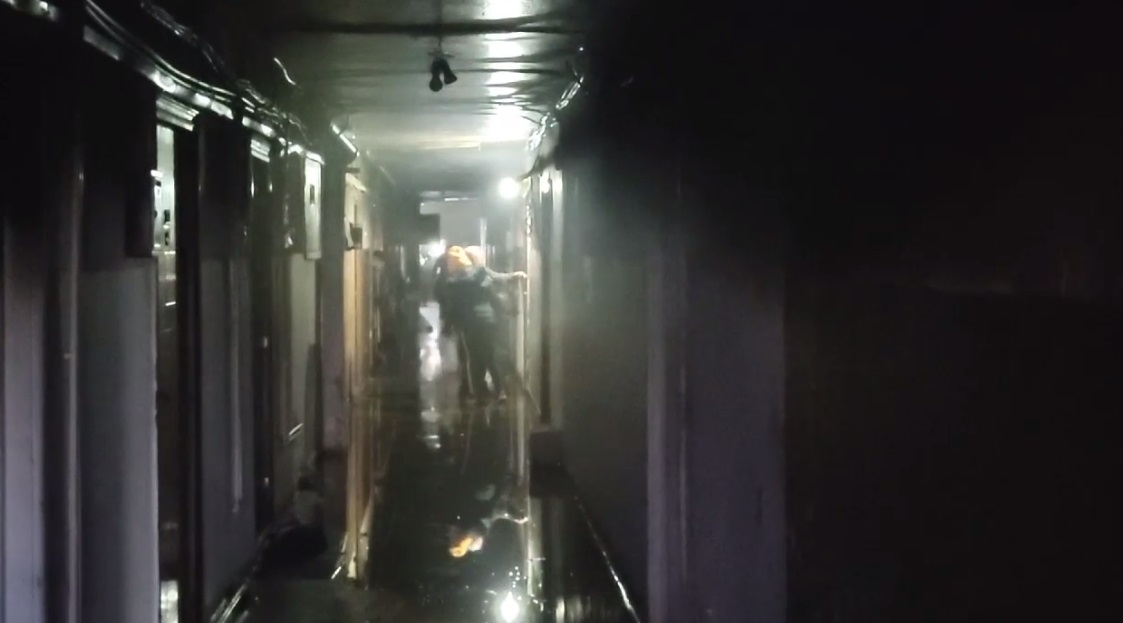 Incendiu puternic într-un bloc de locuințe din Craiova. Zeci de oameni au fost evacuați