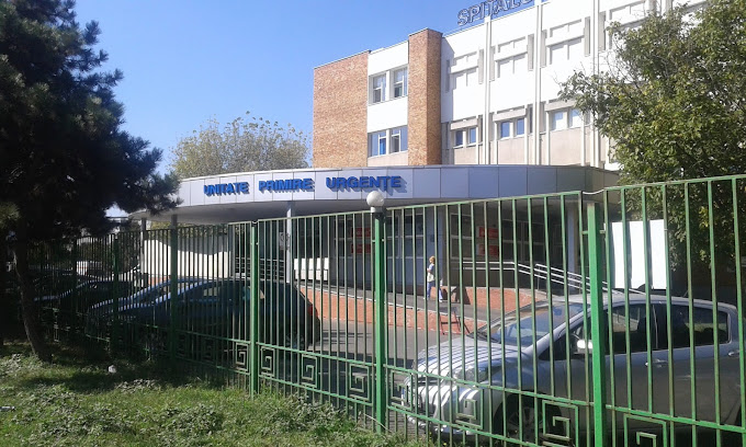 Un ornament din beton s-a desprins de la etajul șase al Spitalului Judeţean din Brăila şi a căzut peste o copertină