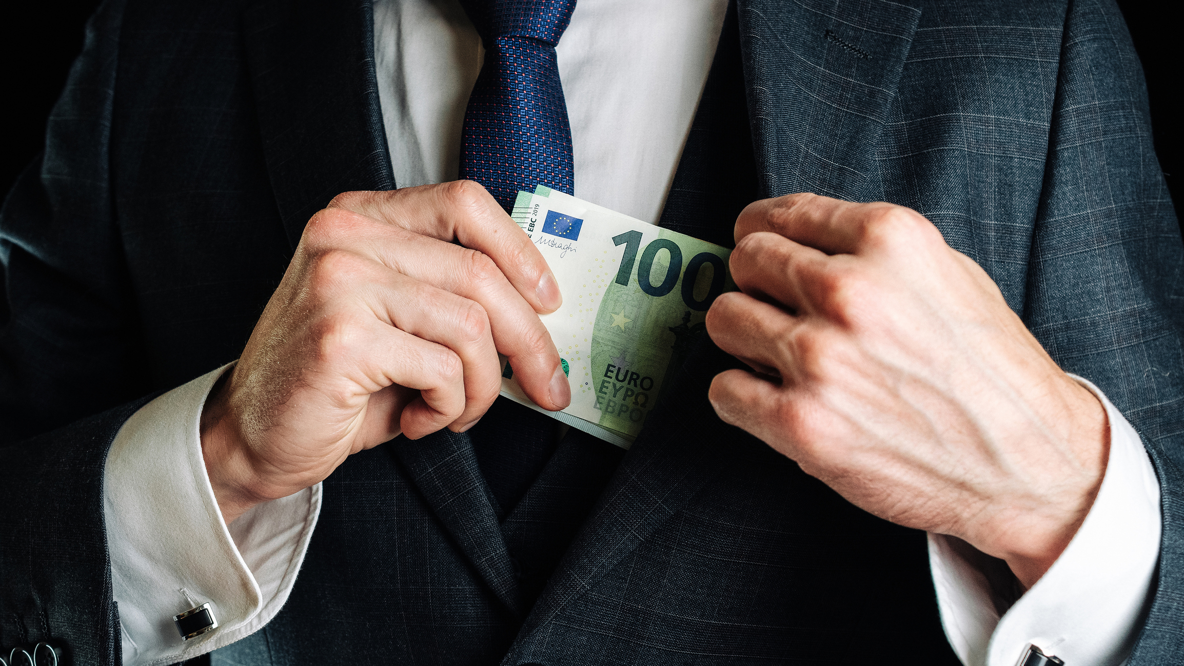 Un comisar șef de la Direcția Generală Anticorupție, reținut pentru corupție. Cât cerea pentru un post de asistent medical