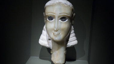 sculptură antică a unei femei