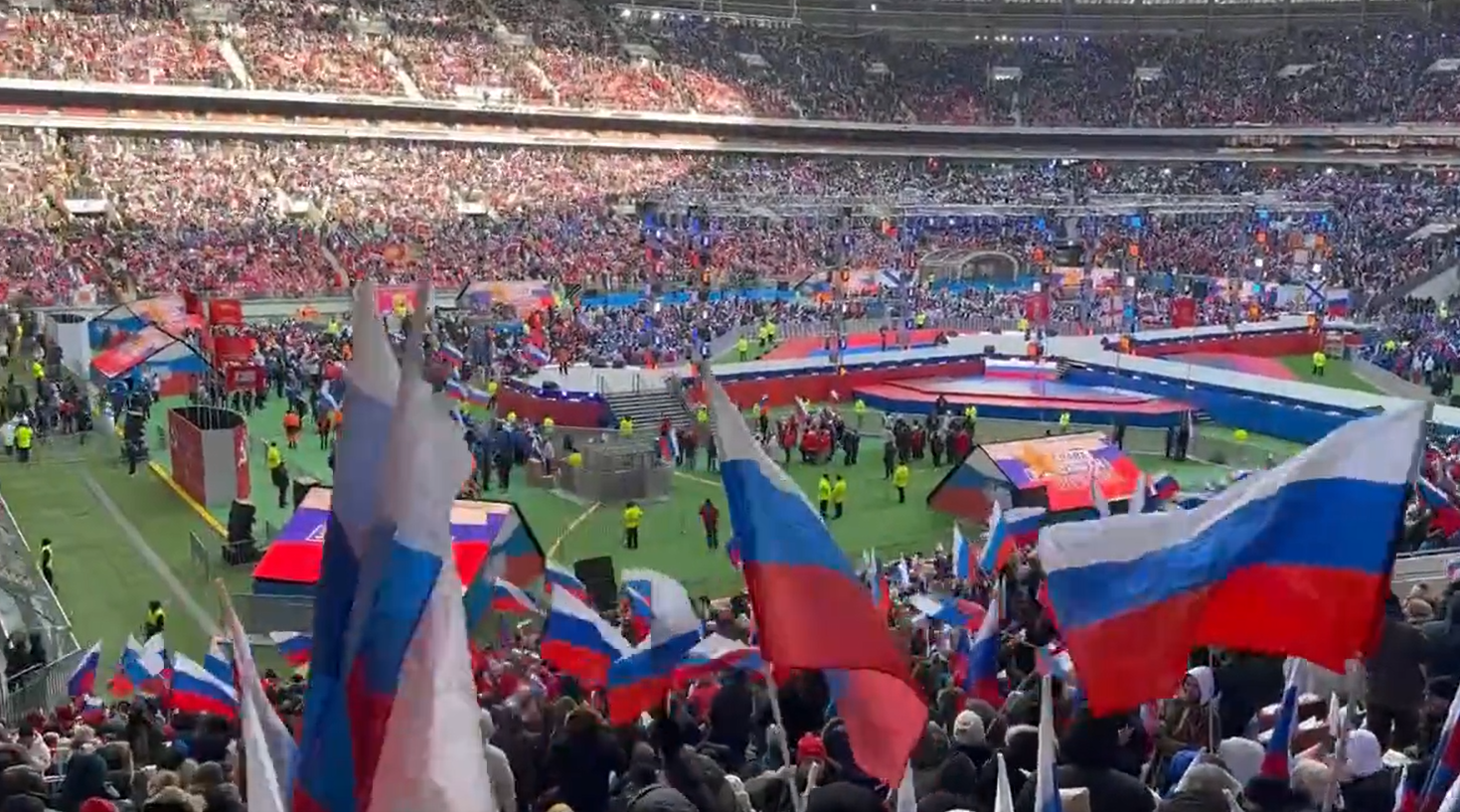 Putin i-a adunat pe ruși pe cel mai mare stadion din Moscova pentru un discurs de 4 minute. Mulți și-au luat cadourile și au plecat