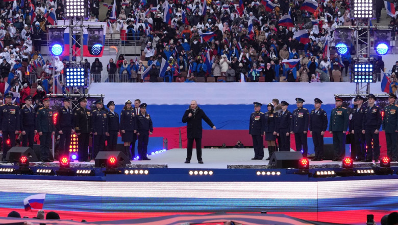 putin vorbeste de pe scena participantilor la un miting la moscova