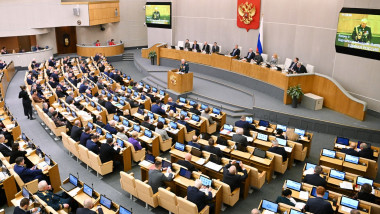 Membrii dumei de stat din Rusia participă la o şedinţă în care au decis suspendarea participării Rusiei la tratatul Noul START