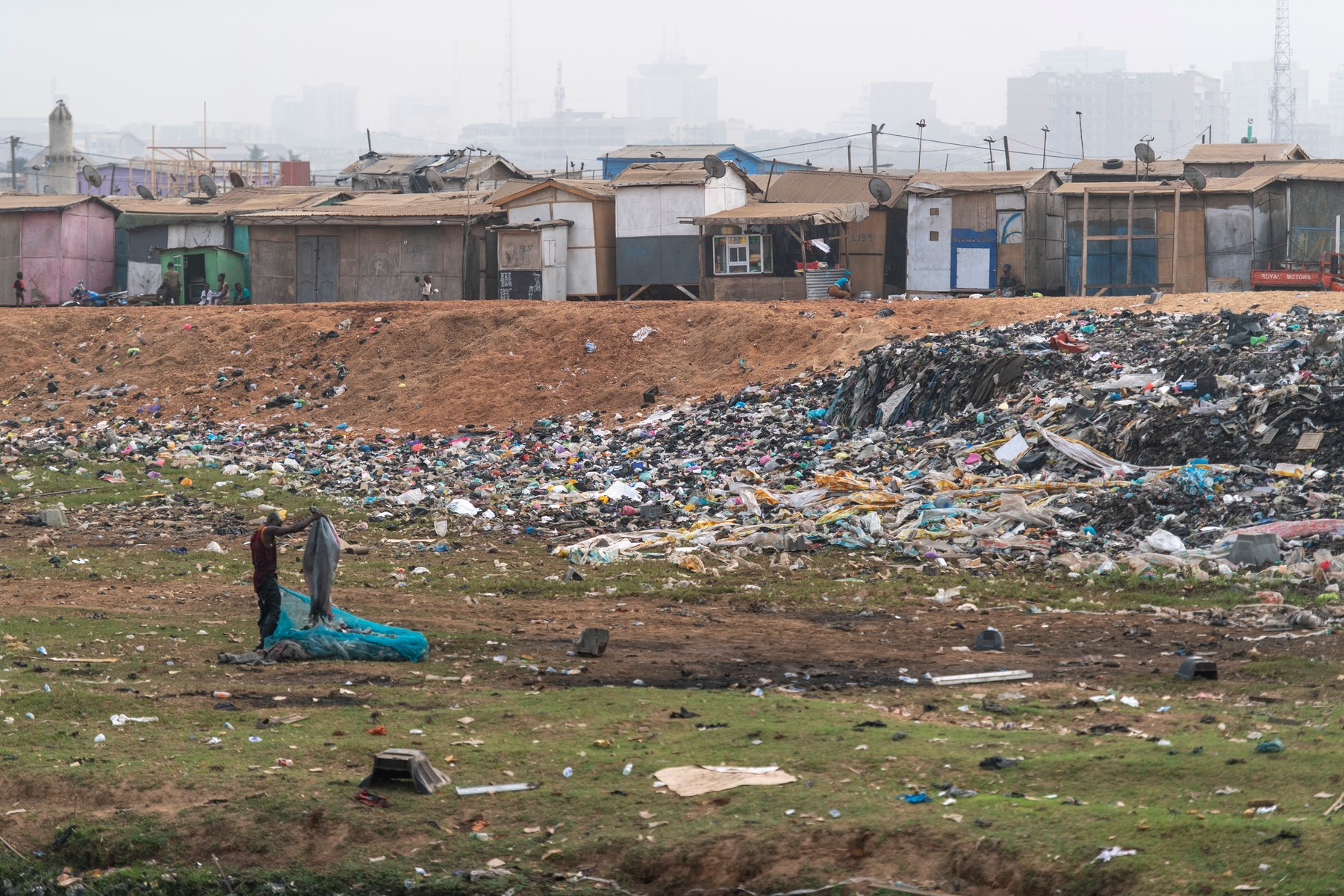 Munți de haine uzate din țările dezvoltate ajung săptămânal în Africa de Vest. „Trebuie un grad de conştientizare printre consumatori"