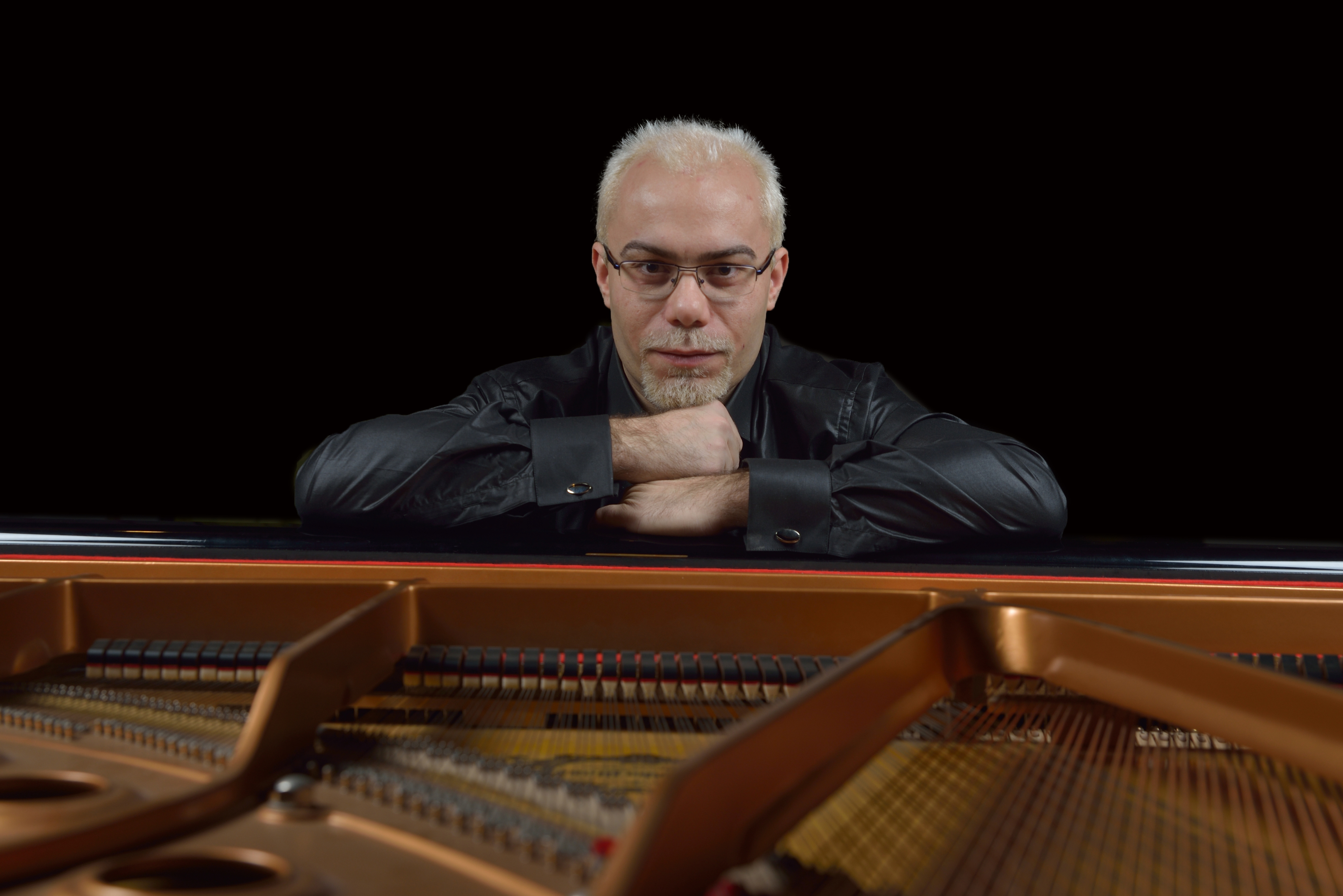 Pianistul român care vrea să obțină al treilea record Guinness. Se pregătește să ajungă la 860 de bătăi pe clapă într-un singur minut