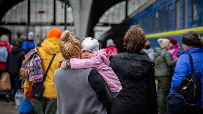 refugiați ucraineni, mamă cu copil în brațe