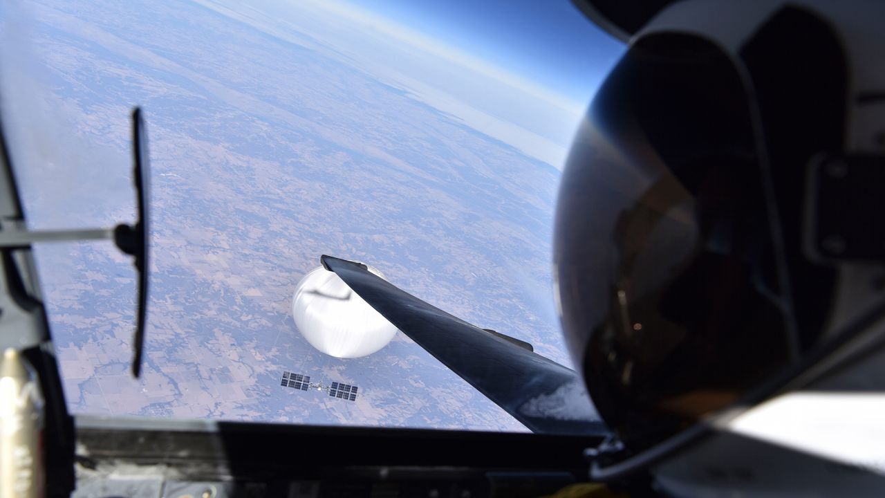 FOTO Un pilot american și-a făcut un selfie cu balonul spion chinez, cu o zi înainte să fie doborât