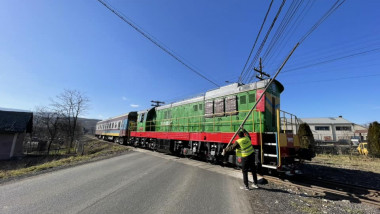 tren ucrainean blocat in cabluri electrice