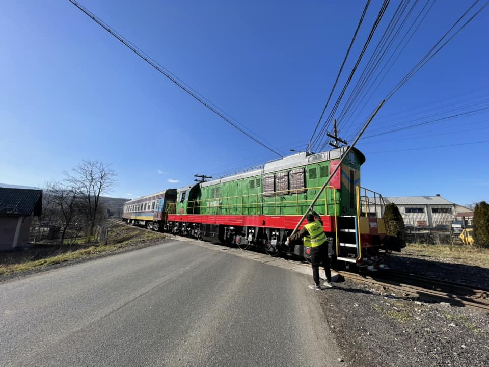 Trenul ucrainean de probă, care a intrat prin Maramureș dupa 16 ani, s-a agățat în cablurile de pe stâlpi. Explicațiile CFR
