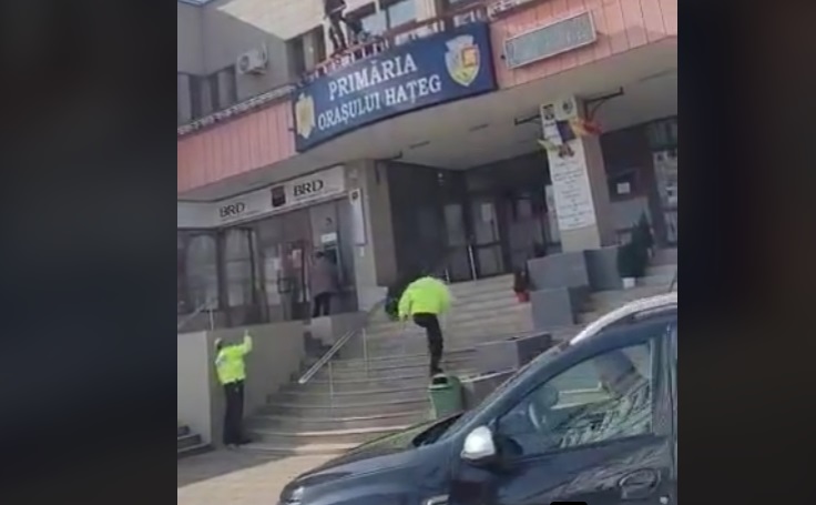 Un bărbat a intrat cu un topor și a devastat sediul Primăriei Hațeg. Apoi a amenințat că se aruncă de pe acoperiș