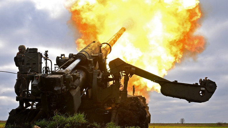 ucrainenii trag cu un sistem de artilerie