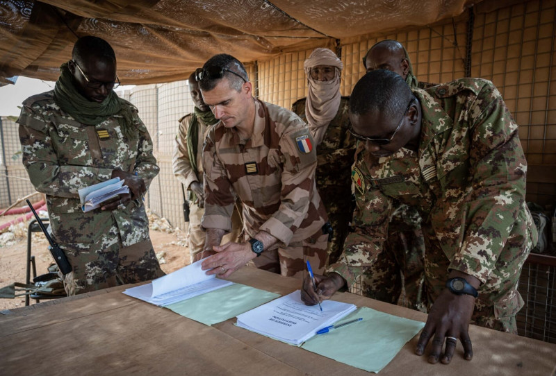ofițeri francezi semnează actele de predare a unei baze militare din Mali