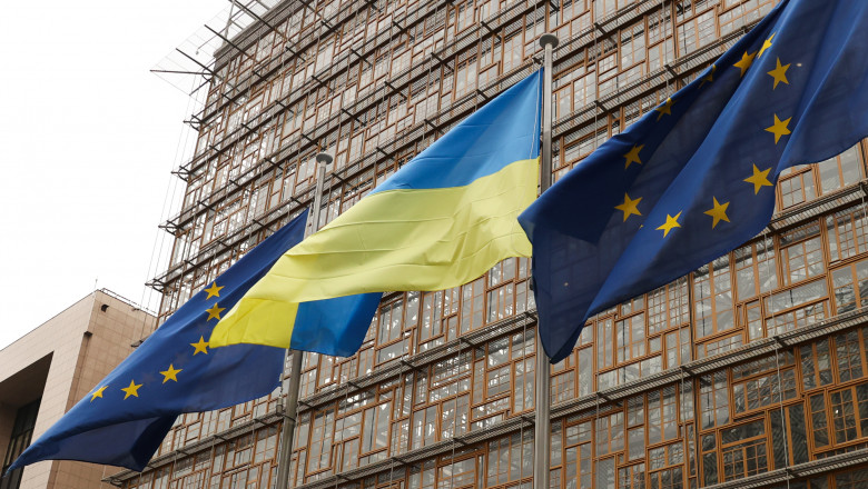 Drapelul Ucrainei este arborat între cele ale Uniunii Europene.