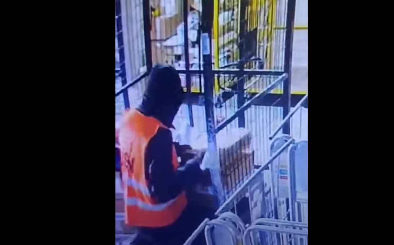 Tun de 40.000 de lei în doar o săptămână. Angajatul unei firme de curierat din Craiova, prins când fura din colete