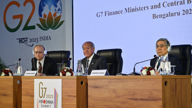 Guvernatorul Băncii Japoniei, Haruhiko Kuroda, ministrul japonez al Finanțelor, Shunichi Suzuki și viceministrul japonez de Finanțe Masato Kanda vorbesc în timpul reuniunii G7 de la Bengaluru, pe 23 februarie 2023.