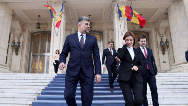 Președintele Camerei Deputaților, Marcel Ciolacu coboară scările Palatului Parlamentului alături de președinta Republicii Moldova Maia Sandu pe 23 februarie 2023.