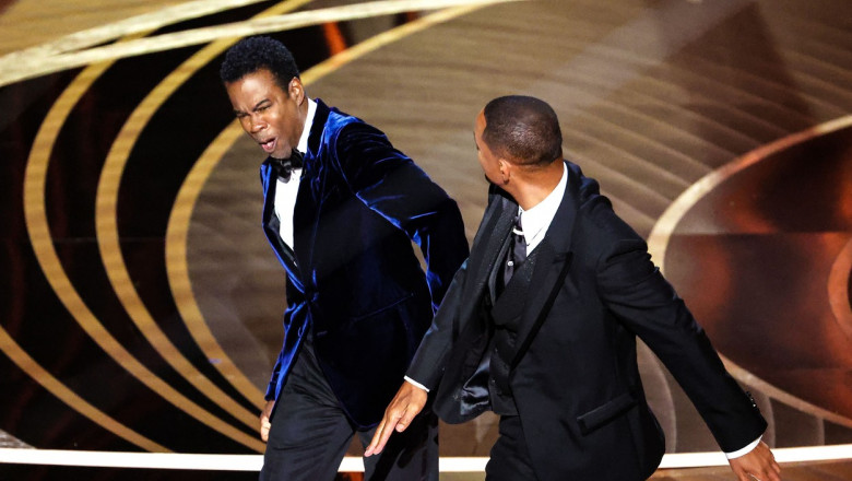 Actorul Will Smith îi dă o palmă comediantului Chris Rock în timpul galei Premiilor Oscar din 2022, pe 27 martie 2022.