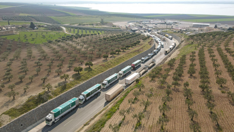 Un convoi de TIR-uri cu ajutoare traversează un drum din Siria pe 23 februarie 2023.