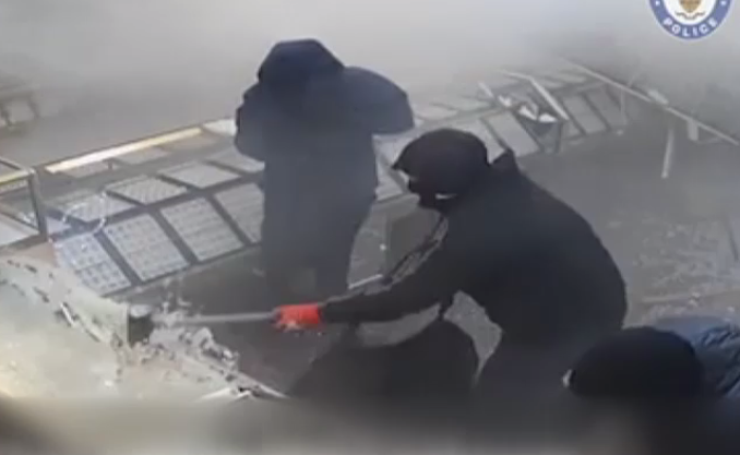 VIDEO. Imagini din timpul unui jaf spectaculos în Birmingham. Hoții au furat bijuterii în valoare de 300.000 de lire sterline