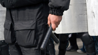 Un poliţist din Sankt Petersburg, Rusia, ţine în mână un baston, pe 15aprilie 2007.