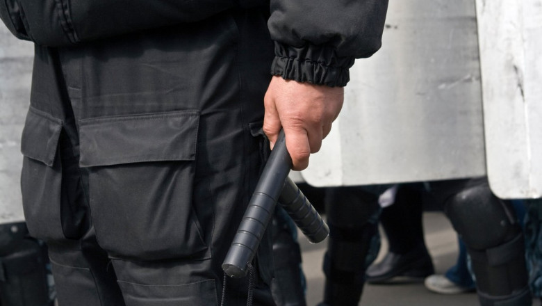 Un poliţist din Sankt Petersburg, Rusia, ţine în mână un baston, pe 15aprilie 2007.