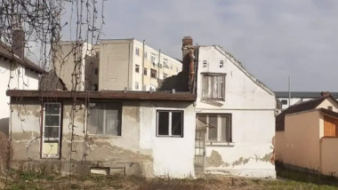 O casă din Alba Iulia al cărei acoperiș a fost furat de hoți.